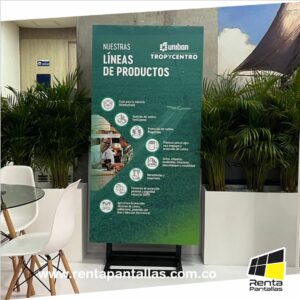 Tropezón publicidad con base móvil negra.
